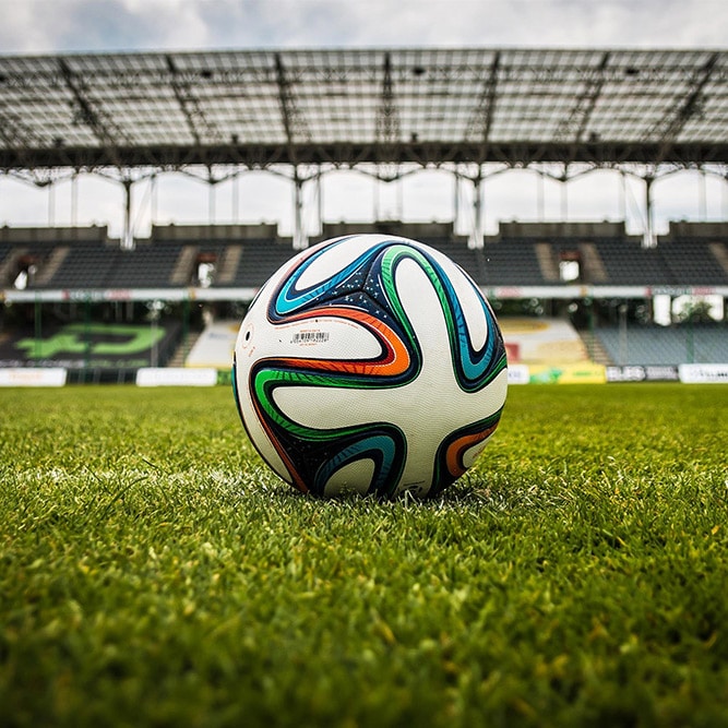 Vue sur un ballon de football sur un terrain de football