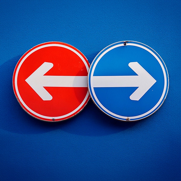 panneaux de choix de directions : Guider un particulier dans la recherche et le choix d’un professionnel compétent pour l’accompagner dans la gestion de son assurance et l’indemnisation suite à un accident corporel avec CPC & Associés