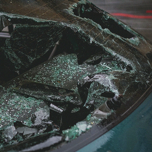 vue d'un parebrise explosé suite à un impact