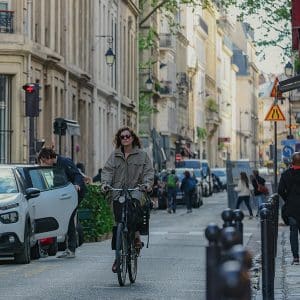 une cycliste à vélo dans une rue de Paris