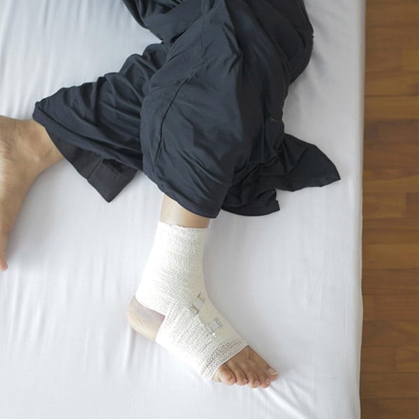 accident de la vie privée, un pied dans le plâtre, quels sont vos droits ? CPC Associés
