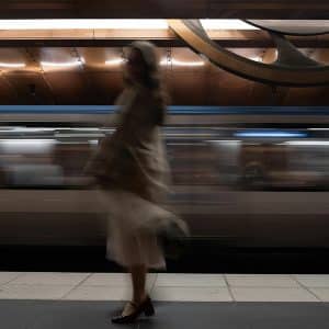 Une femme sur un quai de gare. Accident transports en commun qui est responsable ?