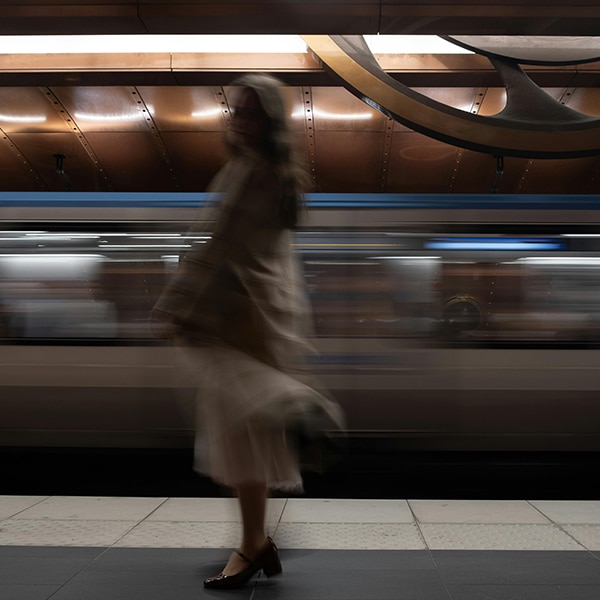Une femme sur un quai de gare. Accident transports en commun qui est responsable ?
