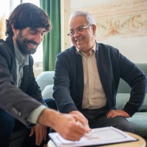 deux hommes devant un contrat d'assurance emprunteur prêts à signer