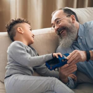 un homme âgé joue avec un jeune garçon, la transmission entre assurance-vie et décès