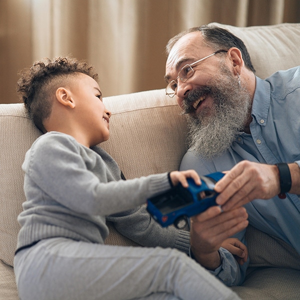 un homme âgé joue avec un jeune garçon, la transmission entre assurance-vie et décès