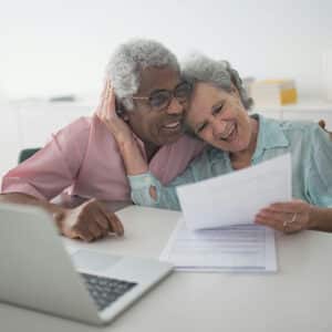 un couple âgé heureux d'avoir signé un contrat d'assurance-vie