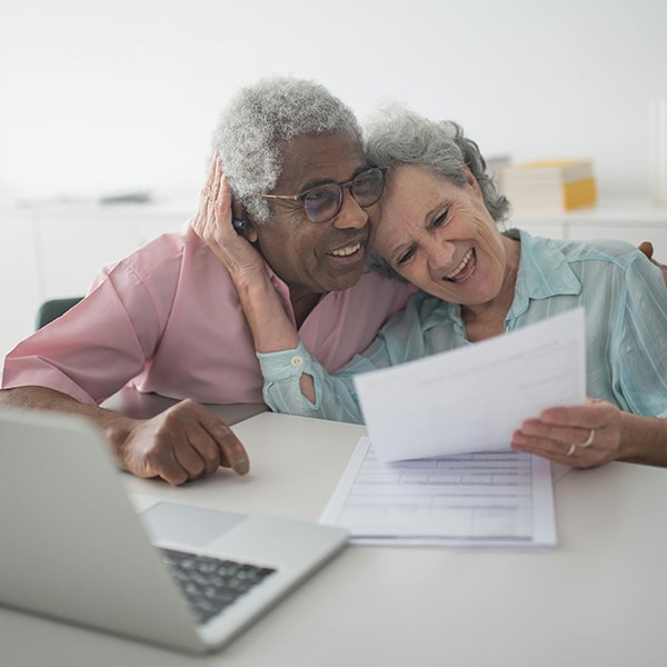 un couple âgé heureux d'avoir signé un contrat d'assurance-vie